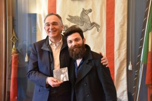 Francesco Guasti consegna il suo album al presidente Rossi_02-1.JPG